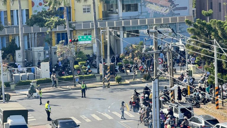 警員攜手鬍子老爹路騎共同宣導重機安駕