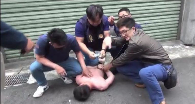 ▲圖說：吳姓藥頭著內褲販毒遭警方壓制在地，吳嫌手握販毒所得還大喊警察抓錯人 （圖／台中市政府提供）