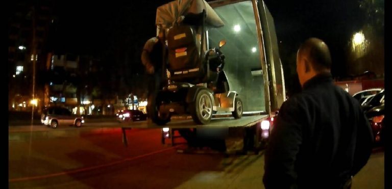 今天貨車不載貨，運匠協助老翁載電動車