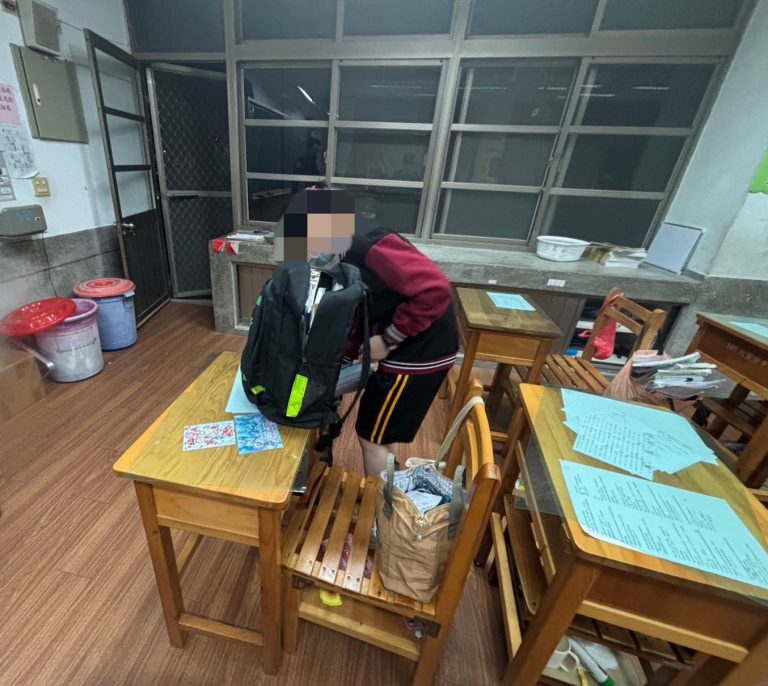 學生忘鑰匙苦思不解 警察即時協助化解尷尬窘境