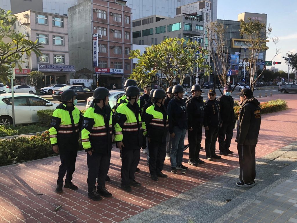 呯!砰!「不要動 搶劫」 驚心動魄嚇壞路人 防搶演練街頭上演中 - 報新聞 Mega News 呯!砰!「不要動 搶劫」 驚心動魄嚇壞路人 防搶演練街頭上演中