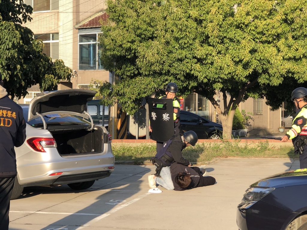 呯!砰!「不要動 搶劫」 驚心動魄嚇壞路人 防搶演練街頭上演中 - 報新聞 Mega News 呯!砰!「不要動 搶劫」 驚心動魄嚇壞路人 防搶演練街頭上演中