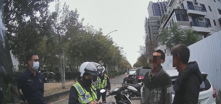 ▲圖說：摯友機車酒駕逆向行駛被逮，洪姓通緝男情義相挺，一起前往警所報到 （圖／台中市政府提供）