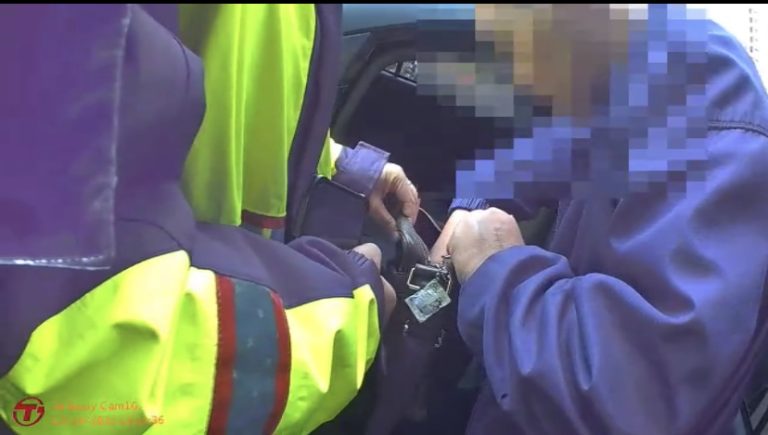 警員看破毒蟲手腳， 毒咖啡包藏置物箱被逮