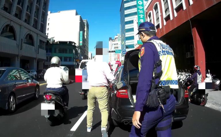 老師趕上課途中車拋錨 警員幫推車助脫困