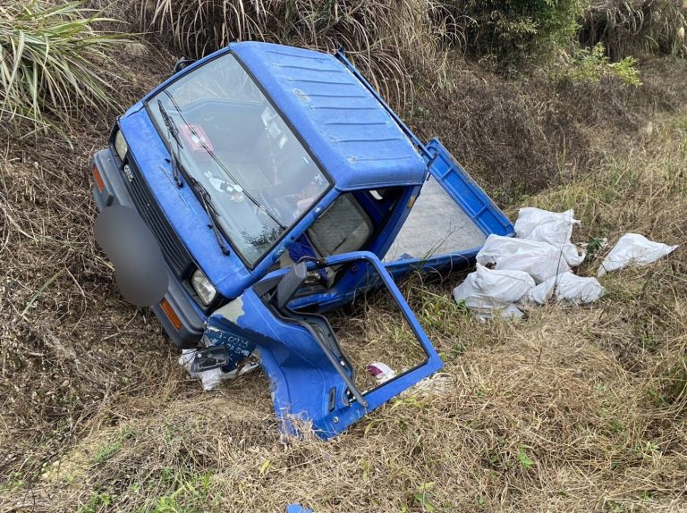 駕駛不熟路況翻車送醫 散落廢棄物又被函送