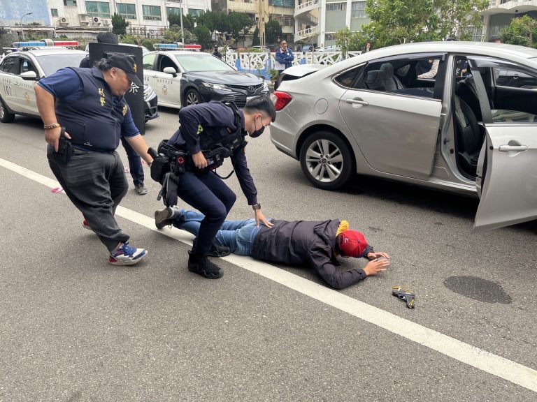苗栗警方進行防搶逼真演練