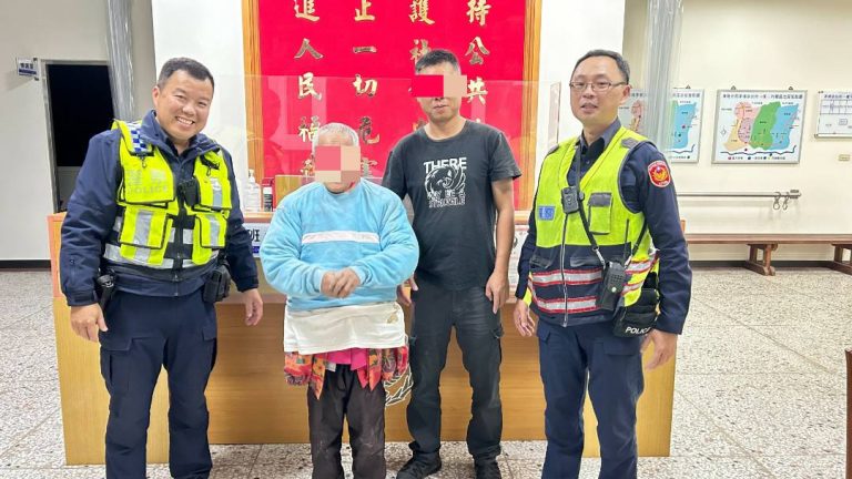 老翁外出忘了如何返家 見警立即開心相擁