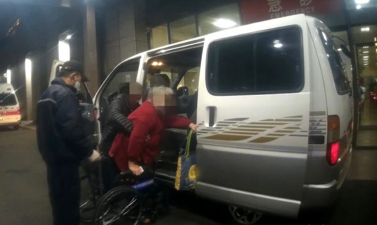 婦看診途中呼吸困難 家屬衝警所求開道救命
