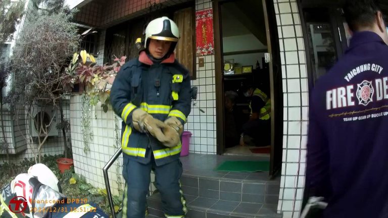 台中警消搶救倒臥門口老婦
