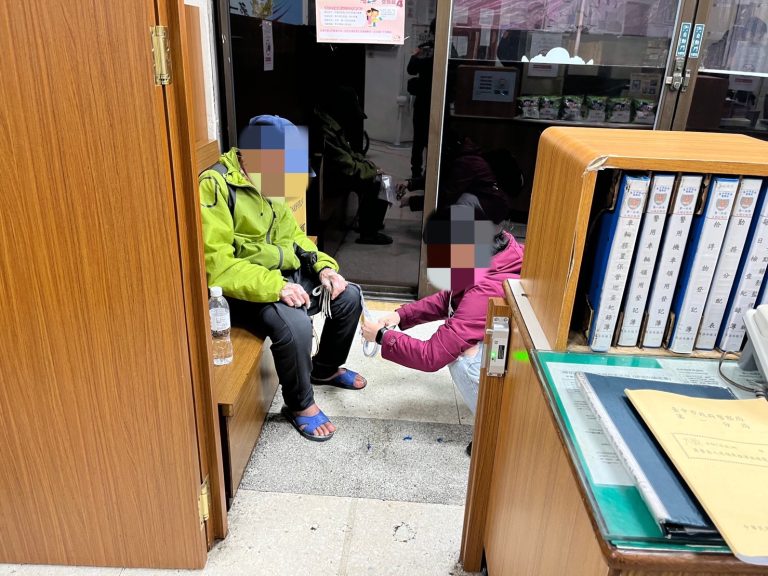 老翁揹尿袋獨坐超商多日，警員協助失蹤失智翁返家