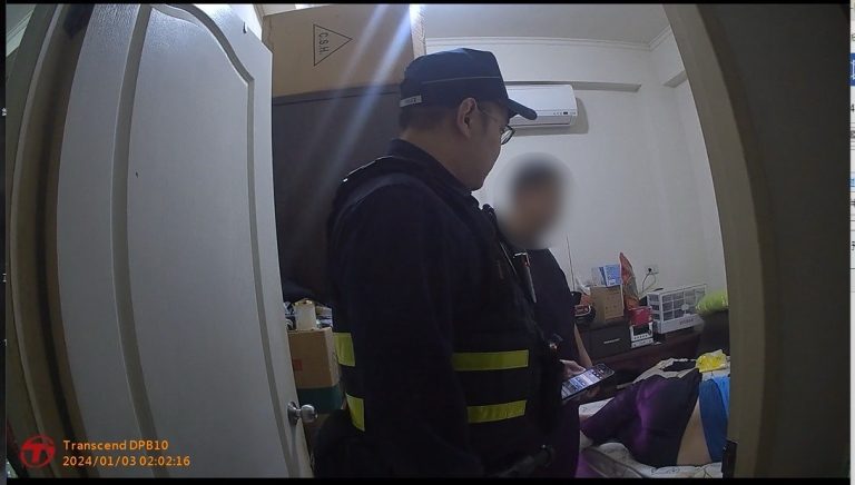 深夜詭異敲打聲擾人清夢 報警後原是屋主父親跌落床求救