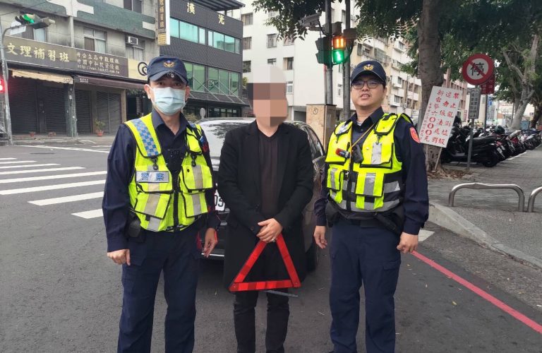 民眾開車拋錨受困路中 巡邏警主動協助推車即刻救援