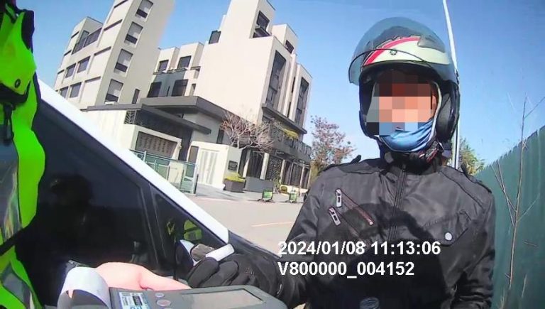 ▲圖說：經員警實施酒測，原來何男酒駕害怕被抓才躲入雜草堆 （圖／台中市政府提供）