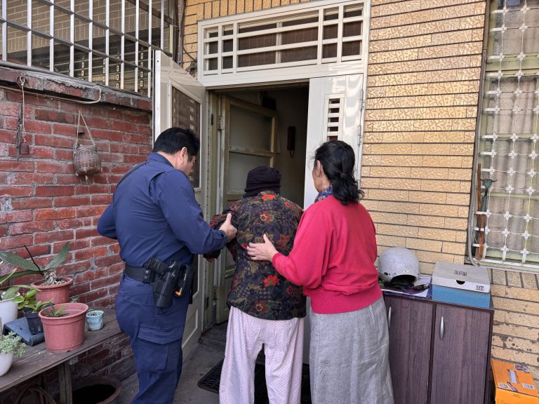 9旬老婦迷途街頭 中市熱心警即刻救援助返家