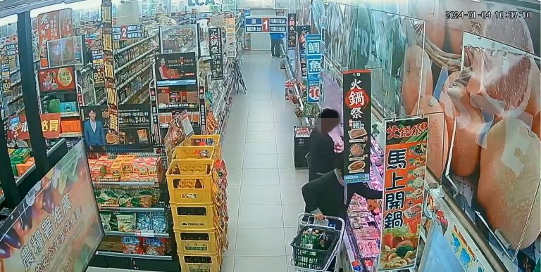 臺中超市老婦竊心起意 偷取水果鮮食躲入外套遭截獲