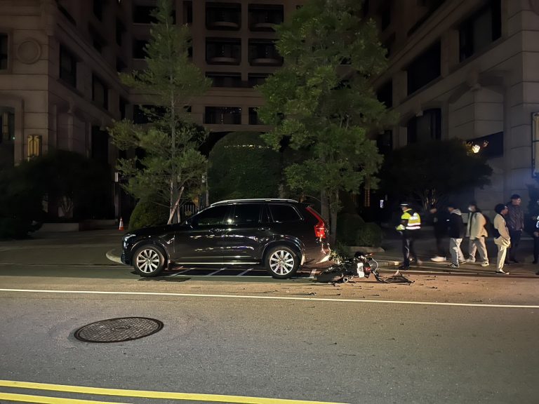 酒駕拒檢狂飆亂撞路邊車輛，仍遭警方逮捕