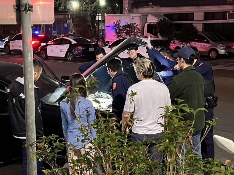 民眾於警所前急跳車求助 警力圍救冒煙車助解危
