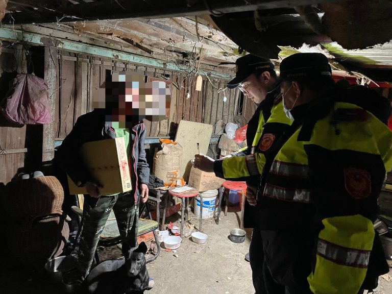 溫暖行動：蔡昆霖警員帶返老翁並送暖應急物資
