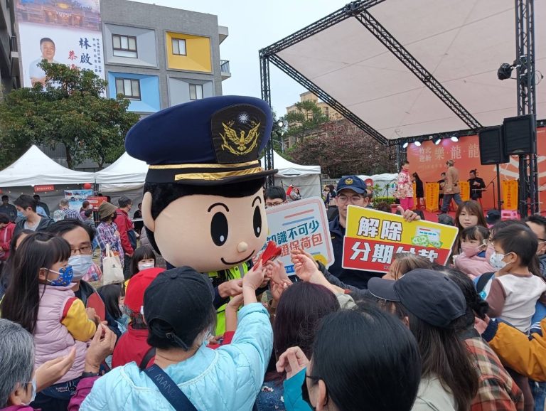 警方於竹北年貨街！防詐宣導發紅包