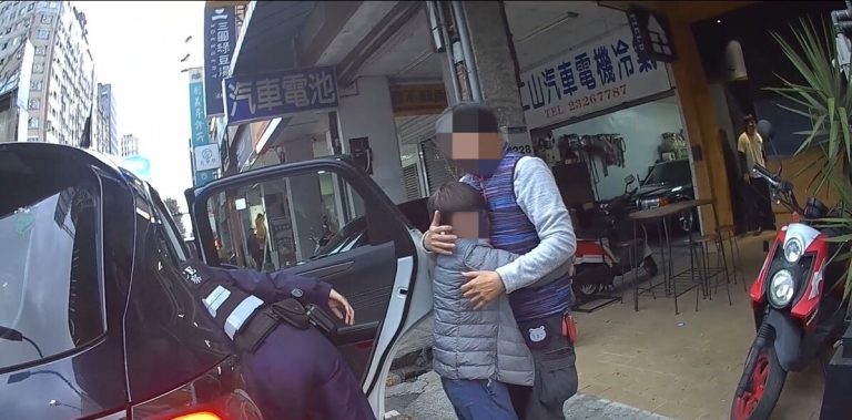 小男童公園內獨玩滑板車不慎扭傷  公益警暖心急送返家 母子相擁而泣