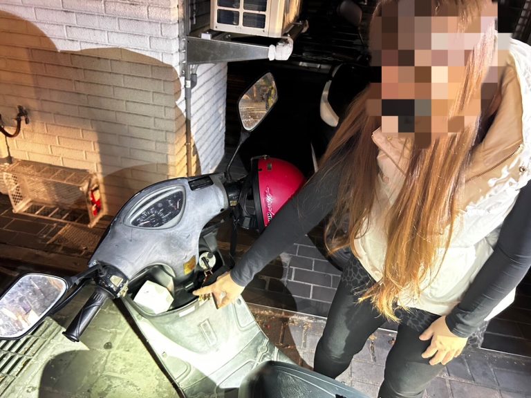 紅燈迴轉竟藏毒品！警方攔查女騎士機車驚見不明毒品