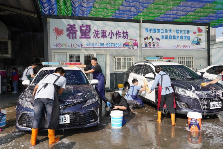 雲警挺公益，警車洗車趣