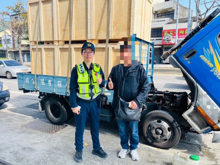 東勢分局員警迅速協助！故障小貨車安全解決