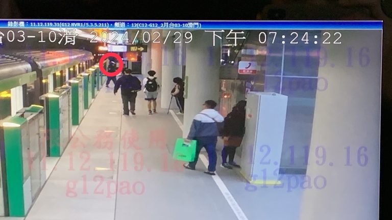 男子捷運亮玩具槍 乘客驚嚇奔逃 中警火速偵辦