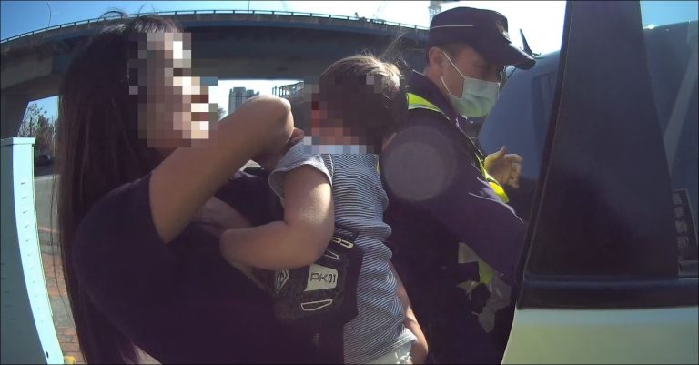 警方及時救援！母親攔車求助，拯救患病幼童生命