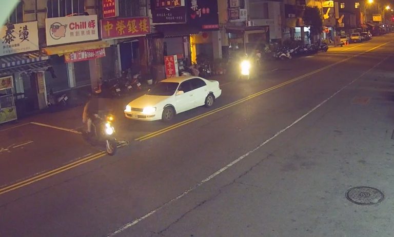 員警盤查交通違規，查到強盜通緝犯