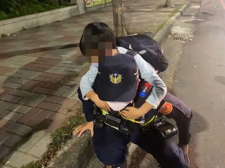 男童腳痛癱坐路邊    警察杯杯「愛的揹揹」超暖心