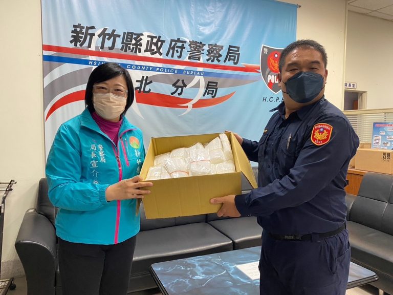 新竹縣警察局長宣介慈親自發送口罩 呼籲員警口罩戴好戴滿