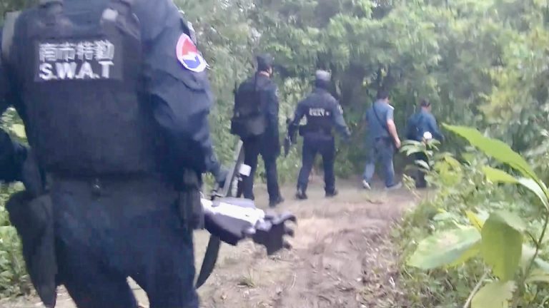 警方於破獲藏匿於深山中的第三級毒品「喵喵」製毒工廠，查扣毒品逾200公斤