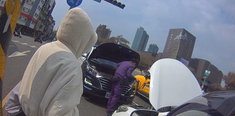 民眾駕車突「顧路」受困路中，警員協助解圍