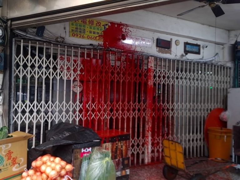 小吃店遭人潑灑紅漆  壢警通知犯嫌到案