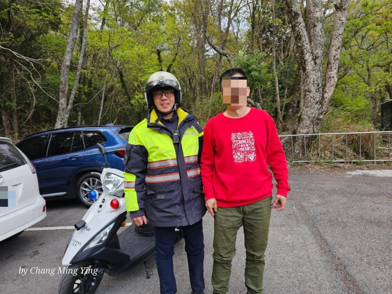 警方協助因健行扭傷而受困無法動彈民眾返營區