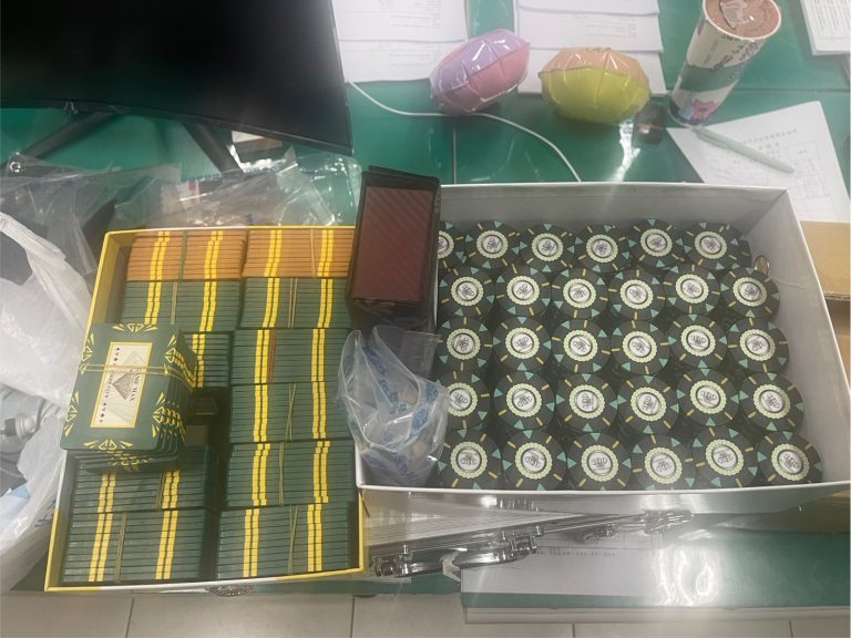 北市警夜襲強攻搗破藏身歇業酒吧內的職業德州撲克賭場