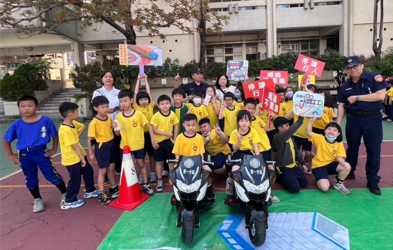 學童身歷其境：台中忠孝國小舉行模擬駕駛體驗及酒駕3D模擬活動