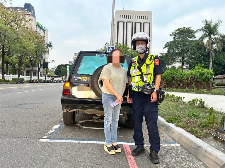 民眾車拋錨在派出所門口，【警】即刻來救援