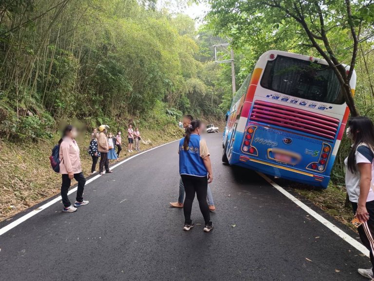 遊覽車遊會車不慎陷邊坡 波麗士積極協助脫困
