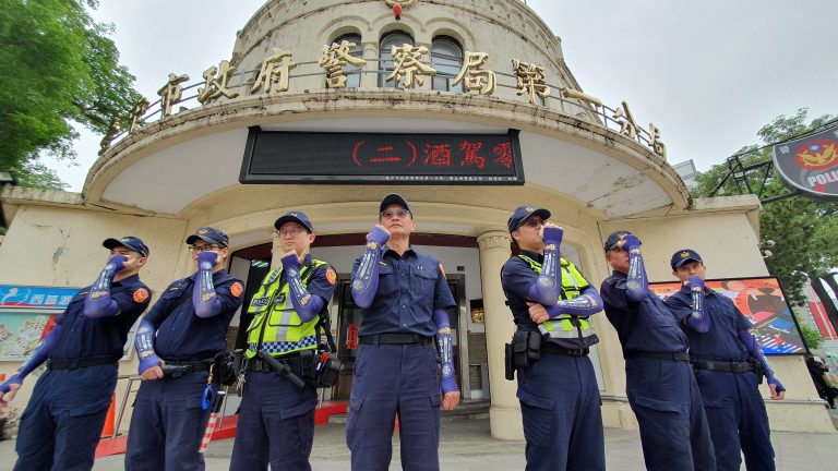 董事長劉朝樑慷慨相助：上公舘福德宮送防曬袖套給中市警一分局