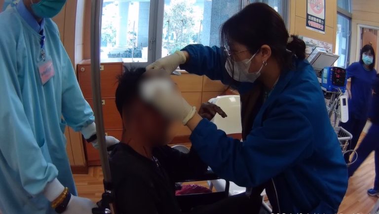 工地榔頭意外：警方協助快速送傷者就醫