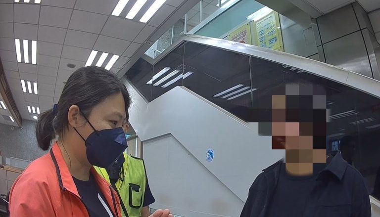 ▲圖說：蘇女臨櫃提款欲「儲值」投資虛擬貨幣，員警獲報後趕往銀行勸阻 （圖／台中市政府提供）