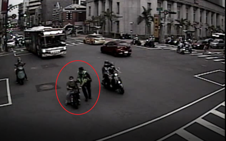 中市警一分局警員英勇救援！解救卡在車流中的身障電動車