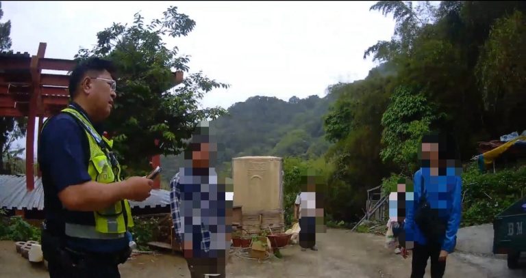 民眾受困山區產業道路，苗警即刻救援