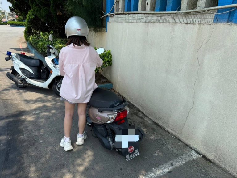 員警救援！台中女騎士空油箱遭困路邊，感動致謝