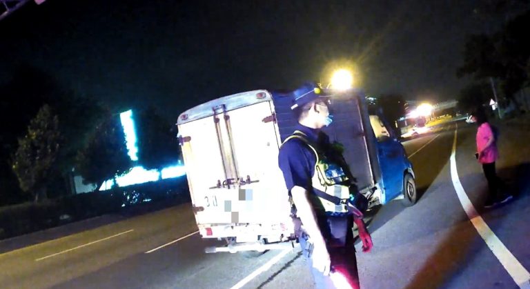 沒油困車主！清水警協助充飢解脫路中困境