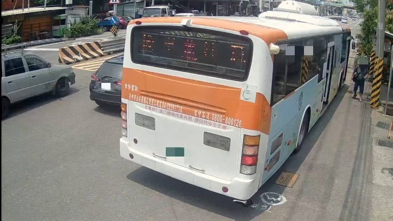 民眾搭車感到身體不適，下車急衝警所救回一命