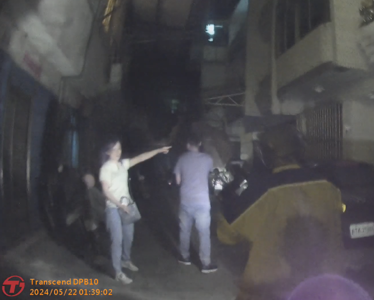 忘帶鑰匙遭反鎖屋外 熱心員警深夜聯繫鎖匠助返家